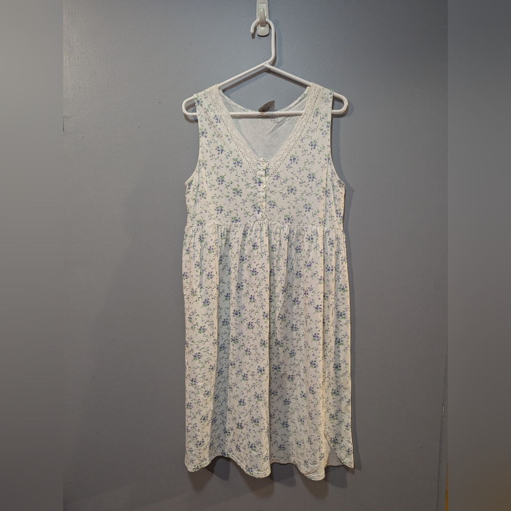 Floral V-Neck Sleeveless Night Dress. Size small. Purple Flower Print.